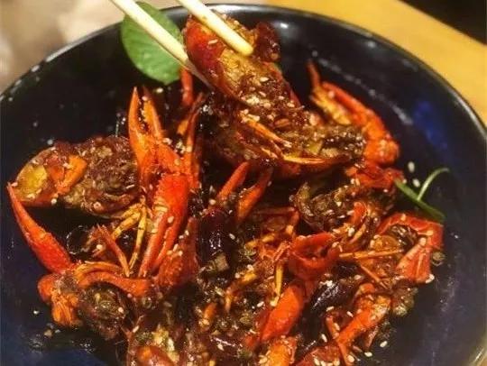 一块烧红的铁板用锤砸猜成语_烧红的铁板