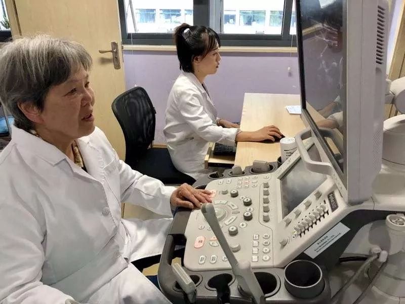 从东海舰队门诊部转业来到在第一医院,经历了从心电图室合并为特检科