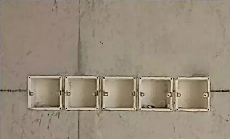 铝模底盒预埋成型效果 · 楼板内线盒预埋 (1)铝模体系预埋 预埋电箱