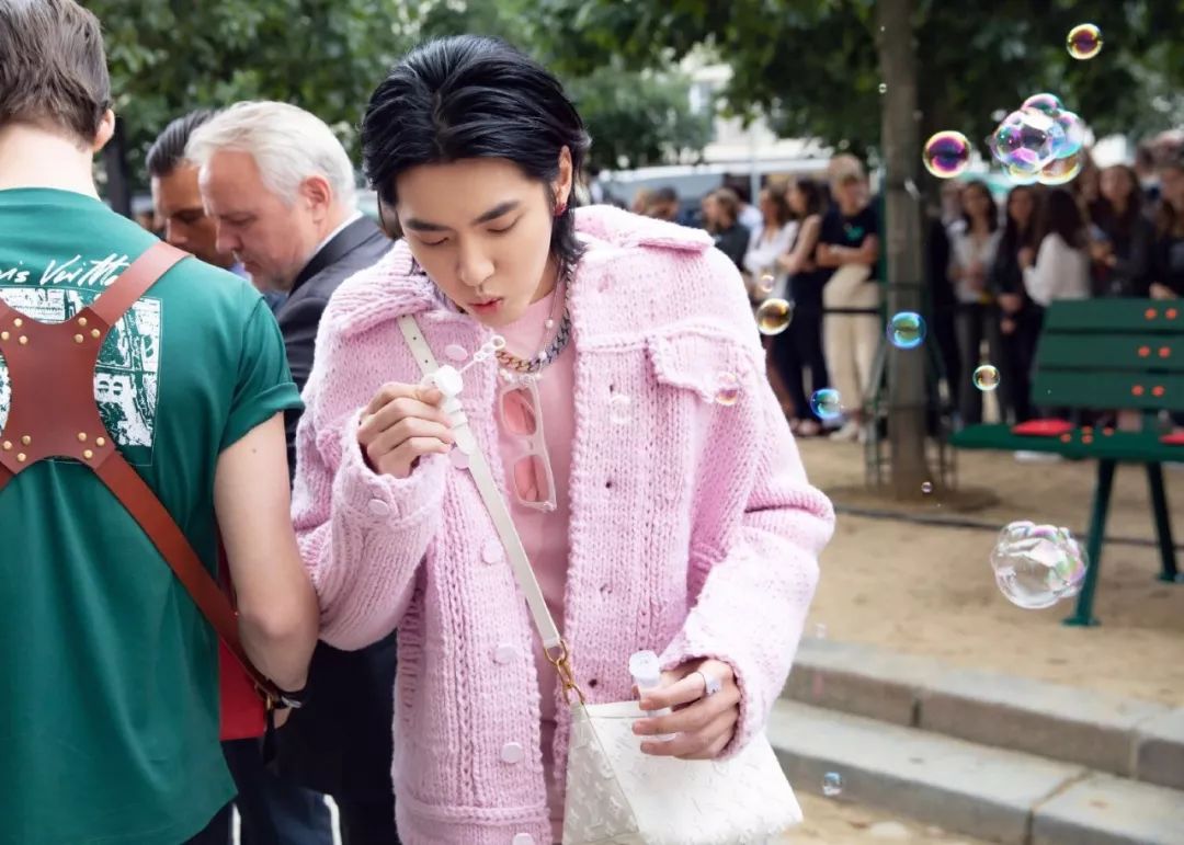 吴亦凡参加lv时装秀
