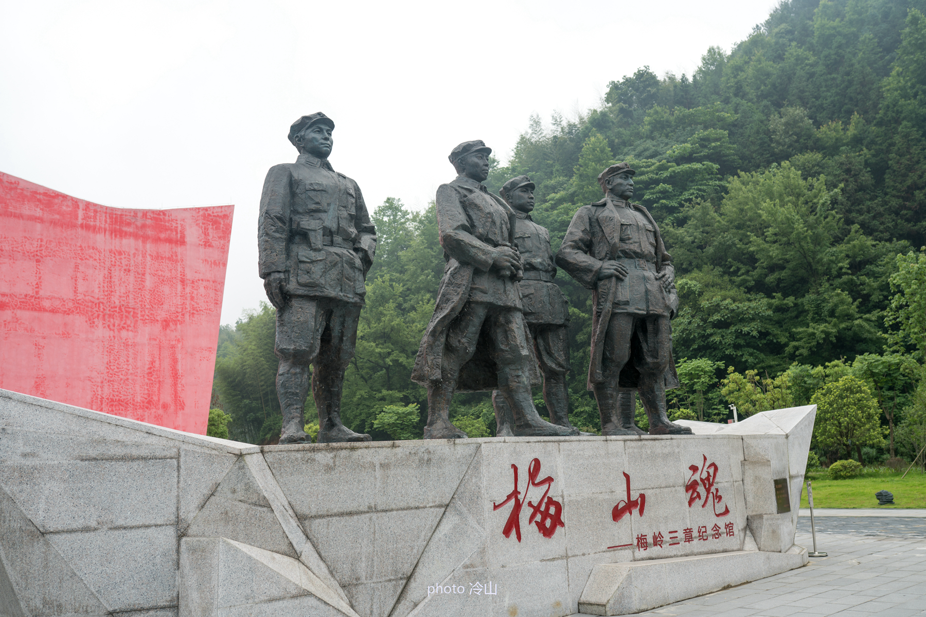 红军长征开始后,陈毅因为在兴国老营盘战斗中负重伤,未能参加长征