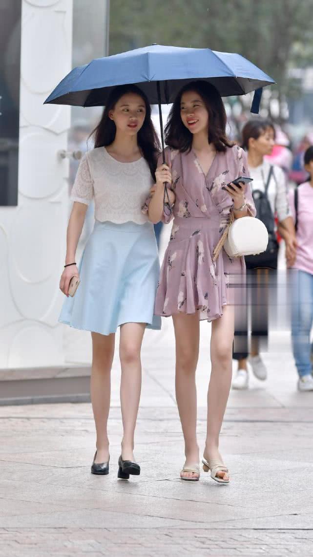 明明都是穿裙子,只因小姐姐穿了"蓝天裙",竟是碎花裙