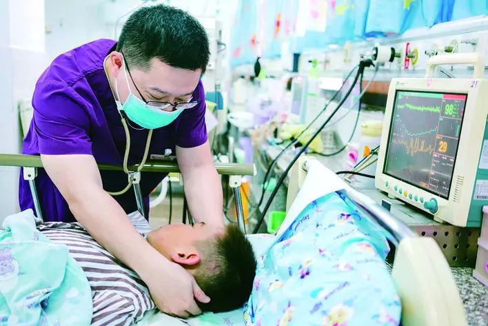 【专题报道】市中心医院小儿科里的大视角：让冰冷的医疗充满大爱的温度！