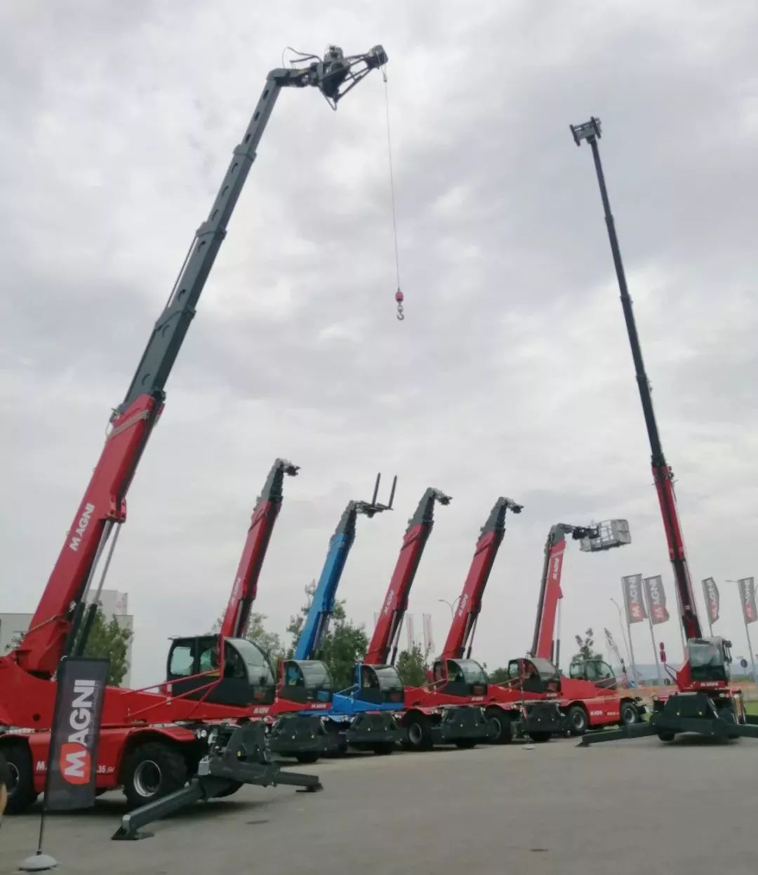 浙江鼎力携15家租赁公司考察platformbasket蜘蛛车及magni伸缩臂叉装