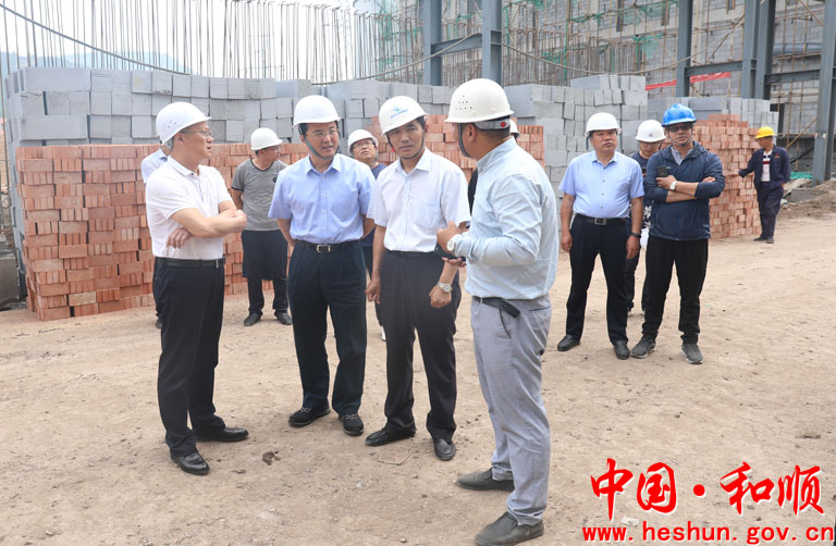 和顺政府县长马海军就城建重点项目和县城提档升级攻坚行动进行调研
