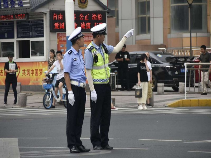 烟台交警二大队组织新辅警上路开展岗位执勤训练活动