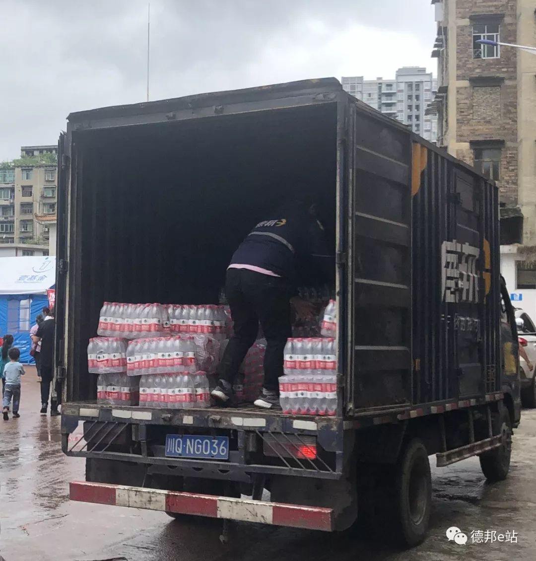 德邦快递618抗震救灾风雨前行我们义不容辞