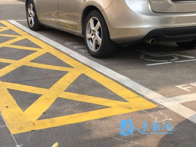 市区多处停车位边上画了黄色网格线,为的是啥?
