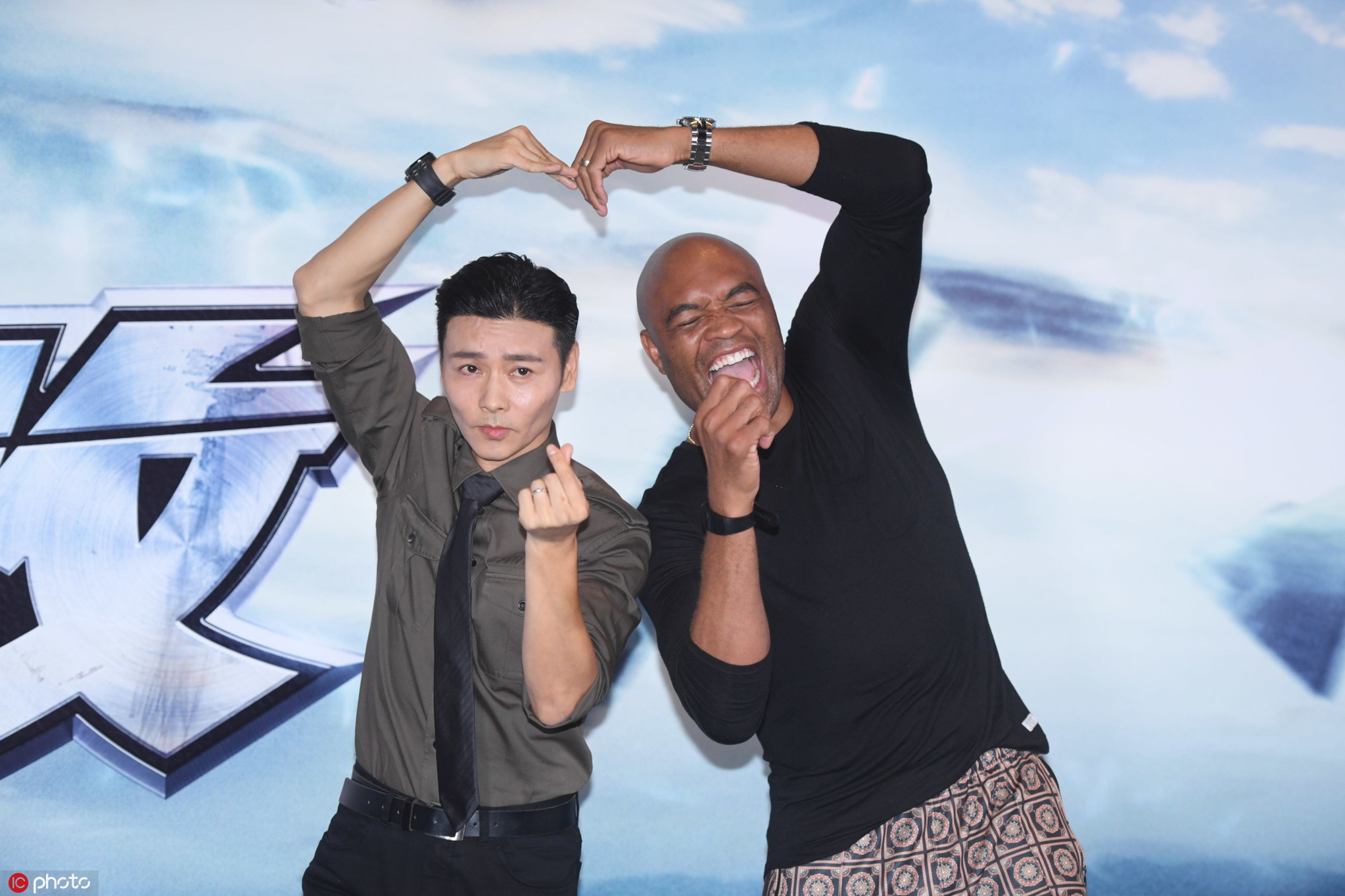 演员张晋合作UFC世界拳王蜘蛛人宣传动作片