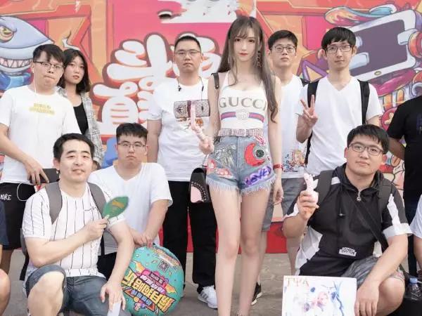 斗鱼嘉年华腐团儿登场短裤秀大长腿这个身高真是完美到没谁了