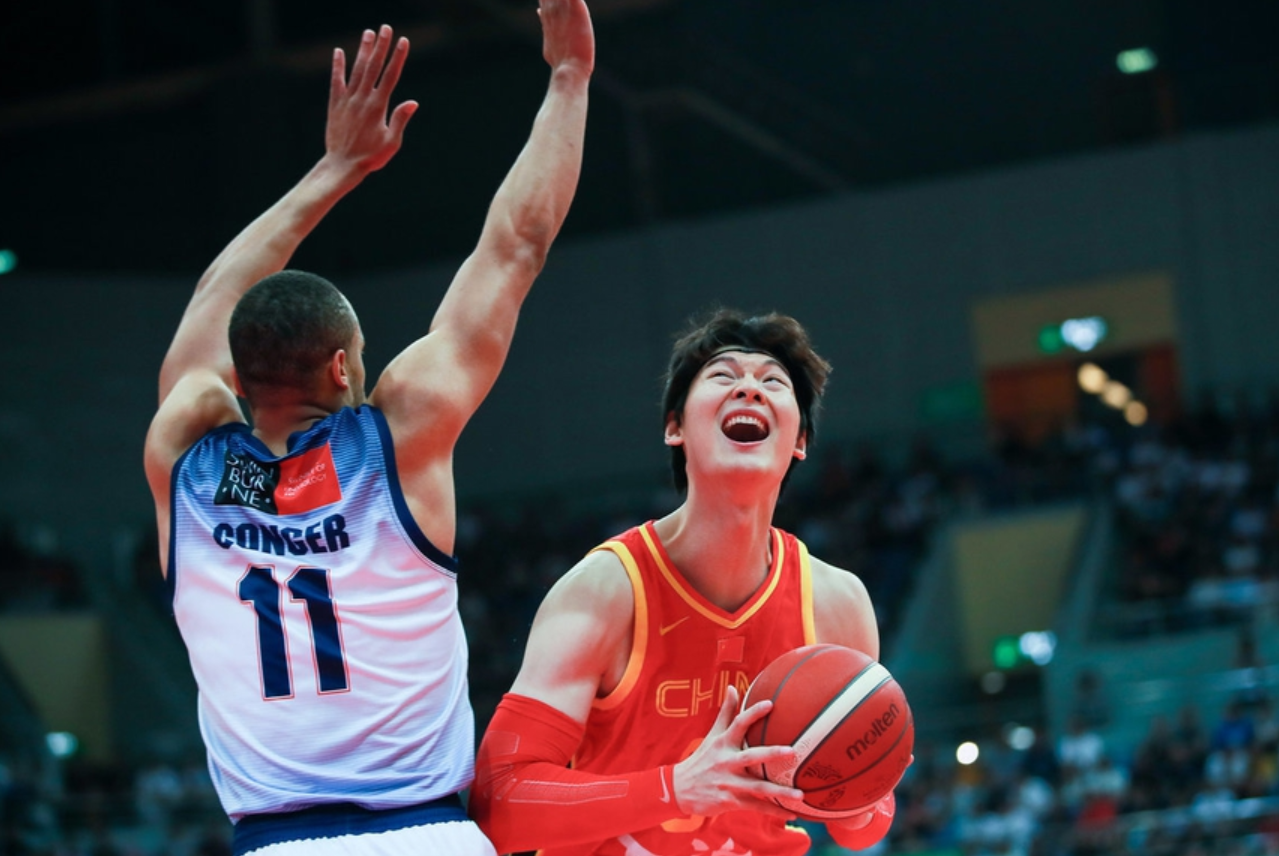 原创连续两场成为国家队内线支柱,王哲林是时候挑战nba?