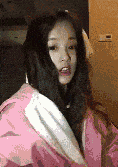 搞笑gif趣图:妹纸,你这个表情,是要发怒了是么?