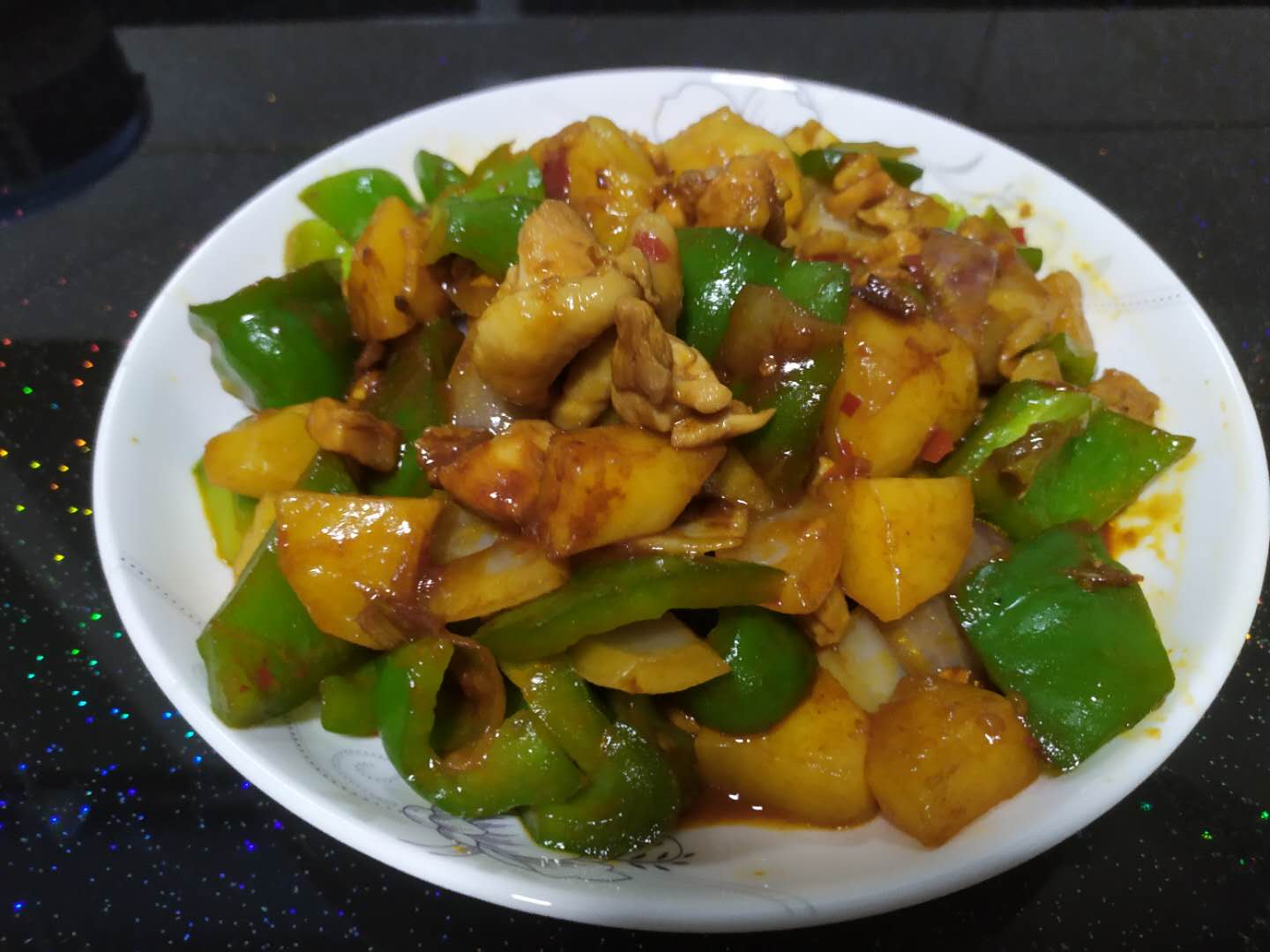 食材丰富营养多重的鸡肉青椒土豆，搭配米饭或者拌面都好吃！ 青椒炒鸡肉