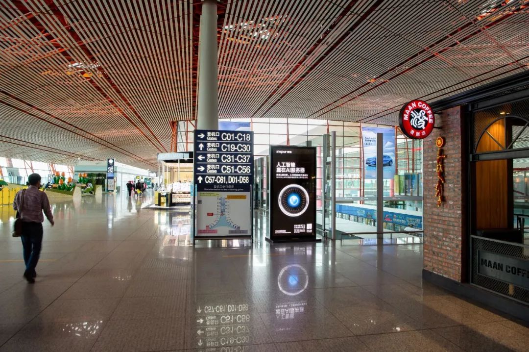 北京机场t3国内出发候机区域机柜刷屏好