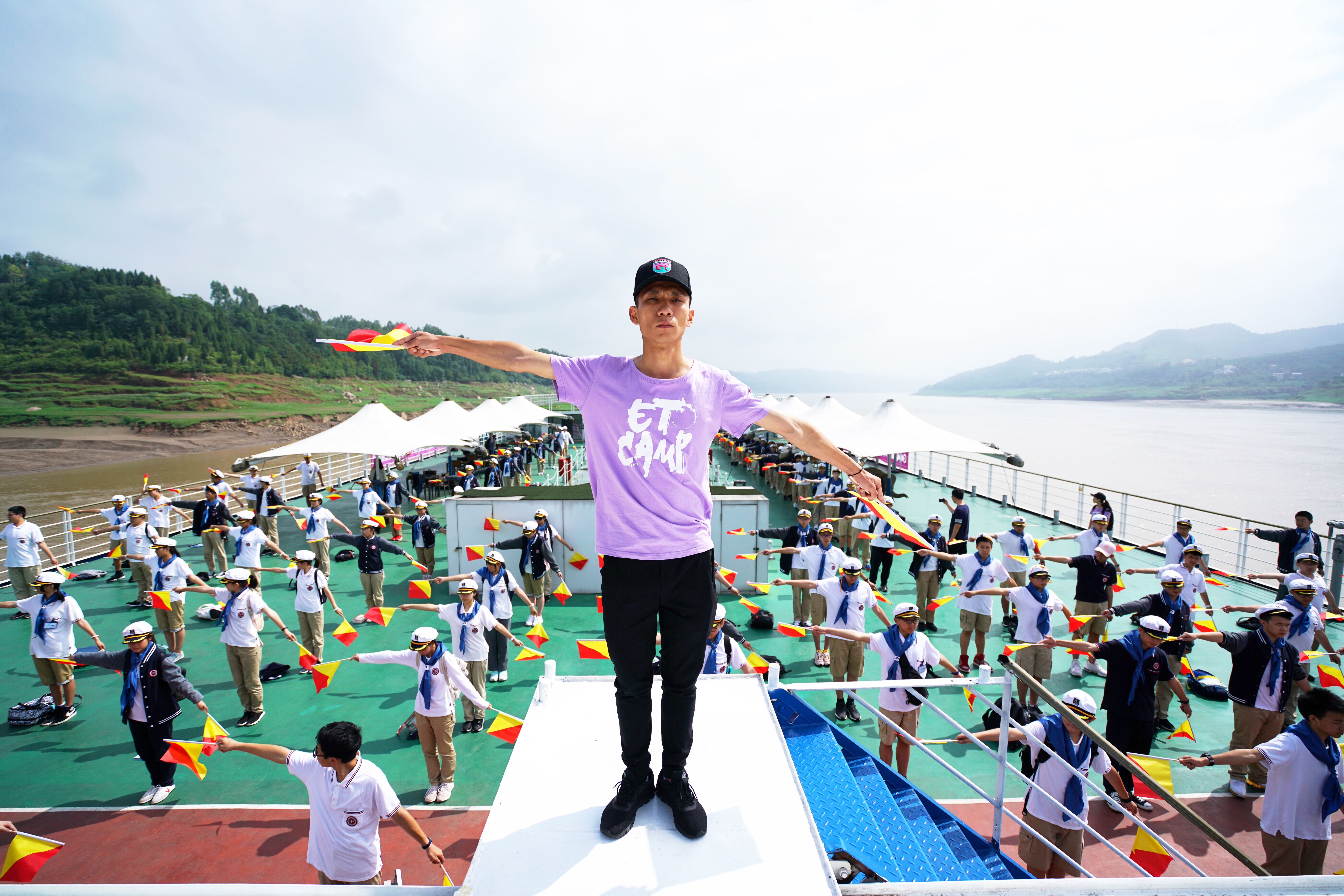 原創
            參觀中國內河最奢華的郵輪駕駛室，學古老的旗語 旅遊 第5張