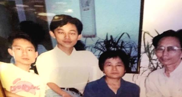 何炅48岁哥哥近照曝光，兄弟俩性格不同外表相似