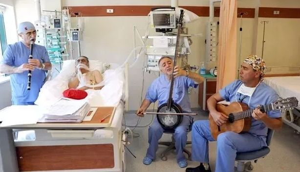 听着音乐开着刀，手术室里该不该放音？有些医生的音乐品味可能会要了你的命！:刀音五