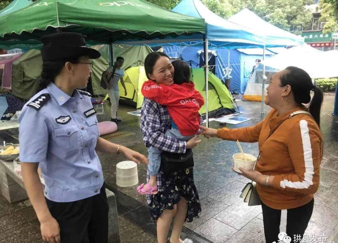 宝宝别哭,警察阿姨抱着你找妈妈. 有一种睡 很甜