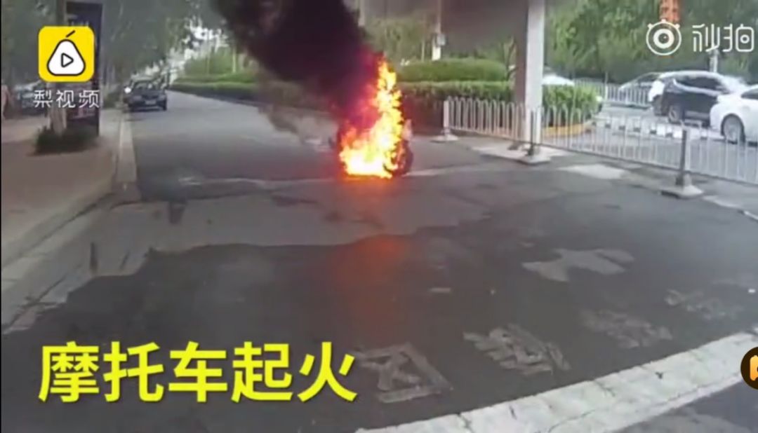 民警称,摩托车因线路老化起火,司机在冒烟时就离开车辆,没有受伤.