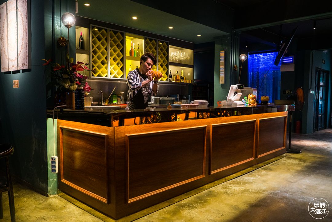 赤坎这家【旧楼烧烤】,胆子大才敢来!