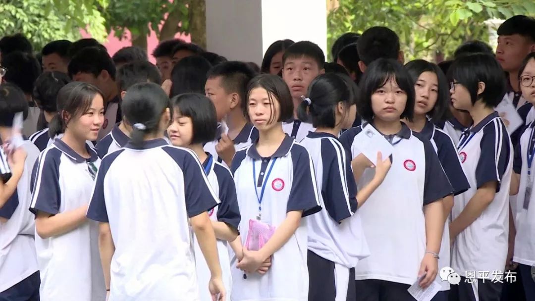 早上8点,在我市中考考场之一的恩平黄冈实验中学见到,这里已经聚集了