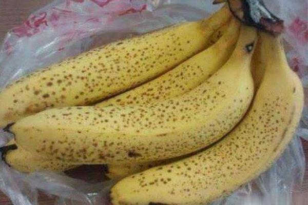 香蕉放久了长斑_香蕉放久了长斑、变黑，还能不能吃？简单三招，防止香蕉变黑