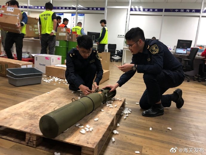 上海海关查获一枚二战期间使用通信干扰弹