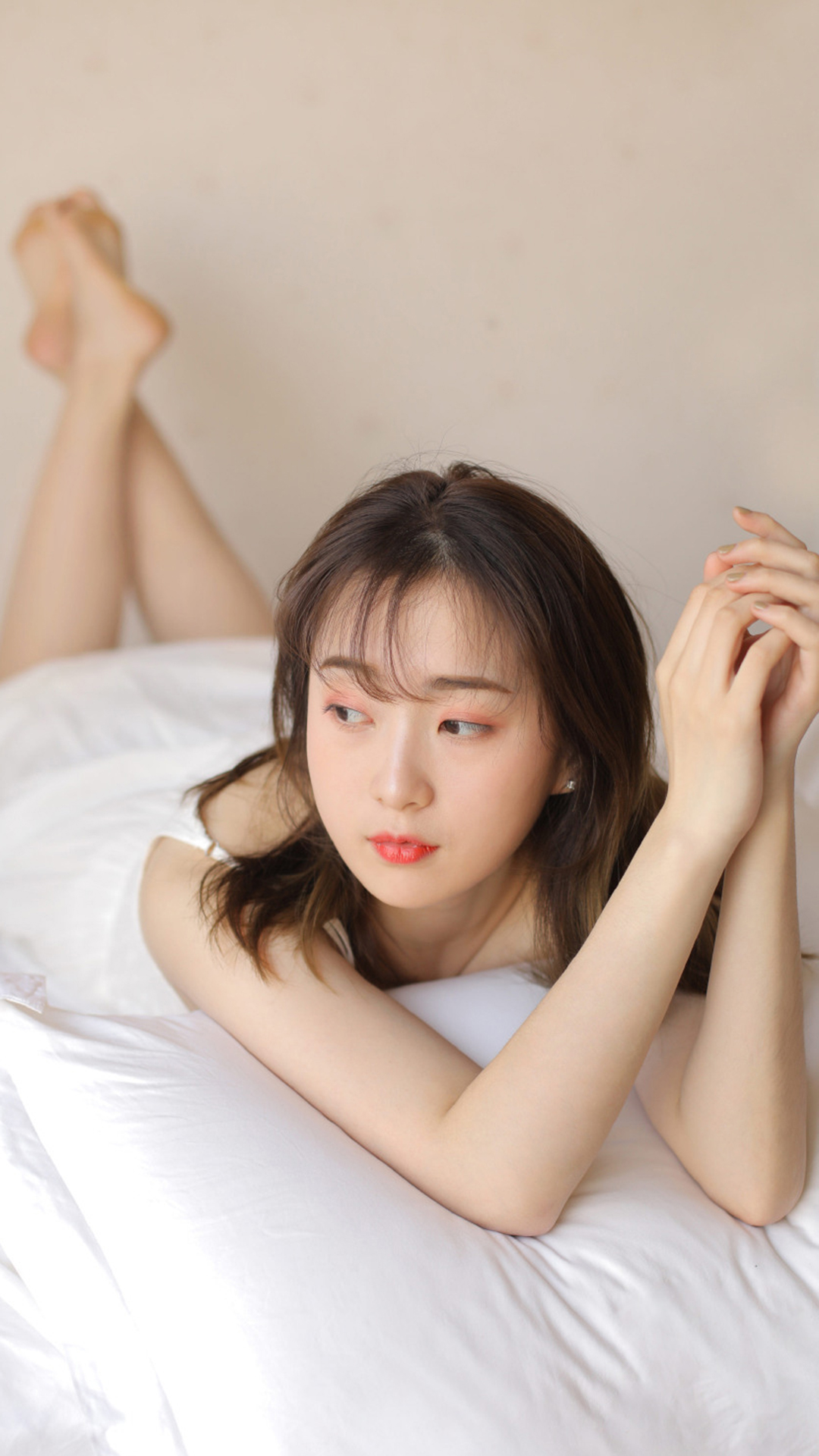 白皙清纯美女私房吊带睡衣写真图片手机壁纸