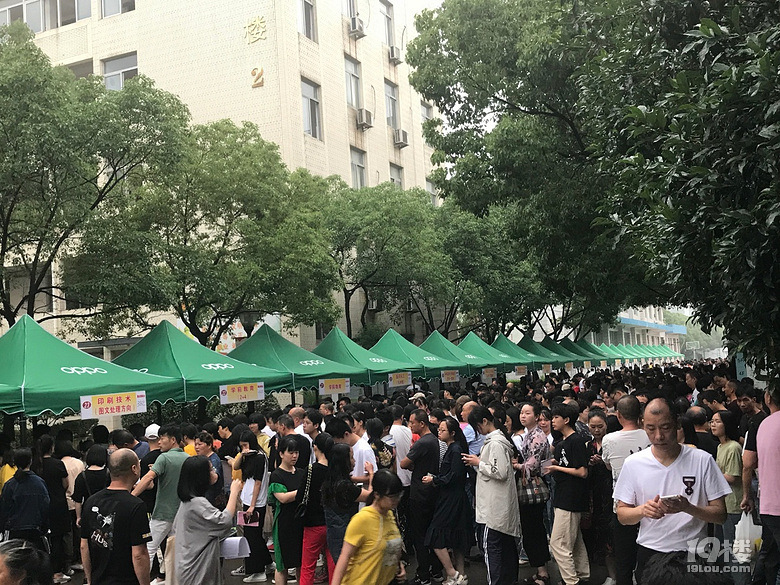 椒江一职分数线,学校6月21上午六点半开始报名晚上椒江一职校门口被