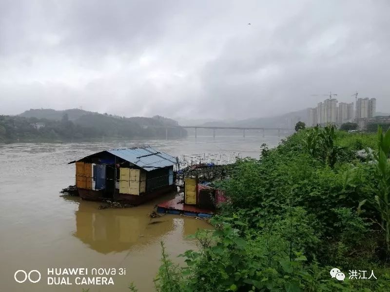 洪江强制拆除水上违章建筑群众拍手称快