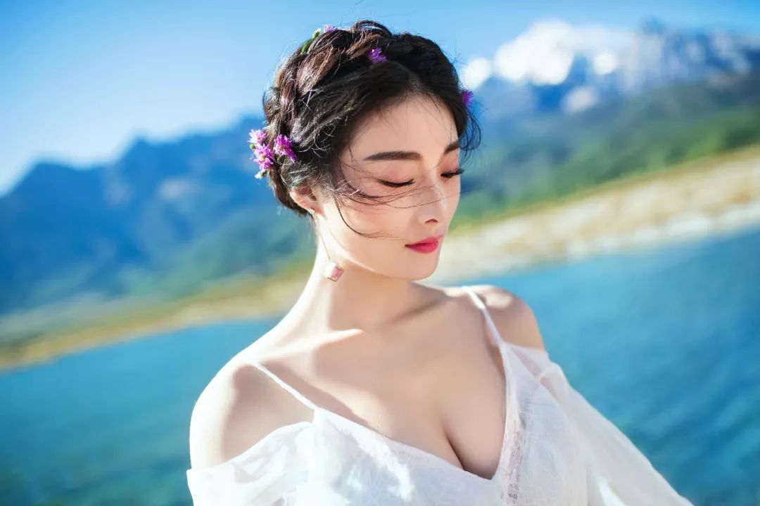 新娘化妆和穿婚纱视频_新娘婚纱图片