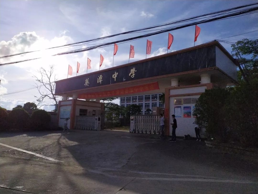 倡 议 书 致广大司机朋友们,20日至22日连续三天时间,葵潭中学作为