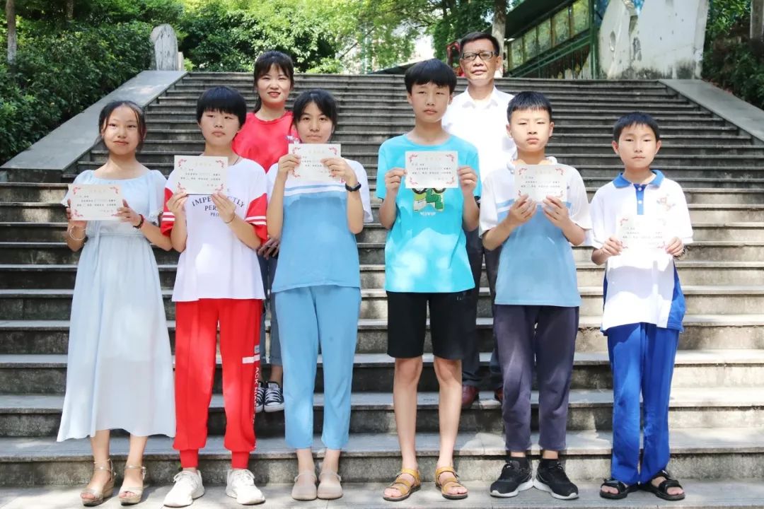 初中部获奖学生及老师近年来,慈晖学校以市教育局每年的"三独"及