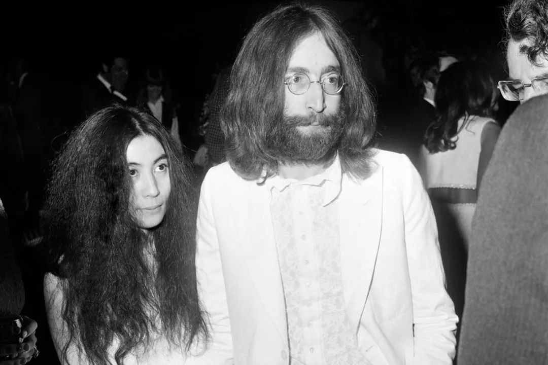 上:辛西娅与约翰列侬;下:小野洋子与约翰列侬