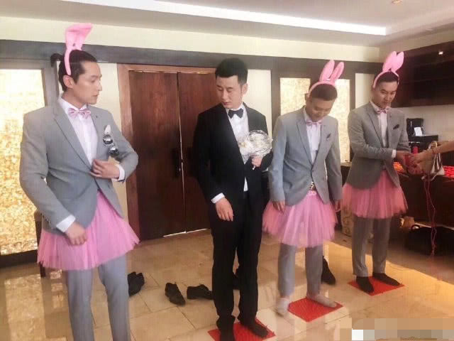 胡歌参加朋友婚礼当伴郎抢到手捧花，穿粉色裙扮兔娘画面超萌