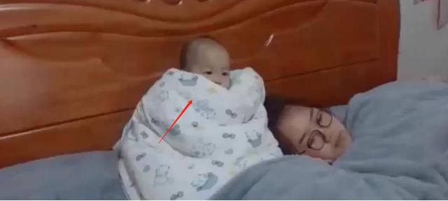 妈妈在睡懒觉，小宝宝独自在看电视，网友：这宝妈心真大_小宝宝能看电视吗