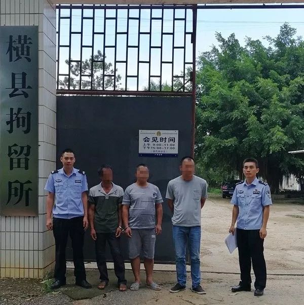 近日,横县公安局马山派出所民警在横县马山镇南面村抓捕涉嫌六合彩
