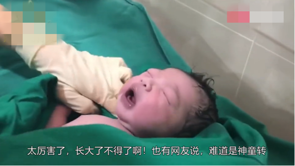                     宝宝一出生就会喊“妈”，宝妈眉开眼笑，一旁的医生却悄悄红了眼