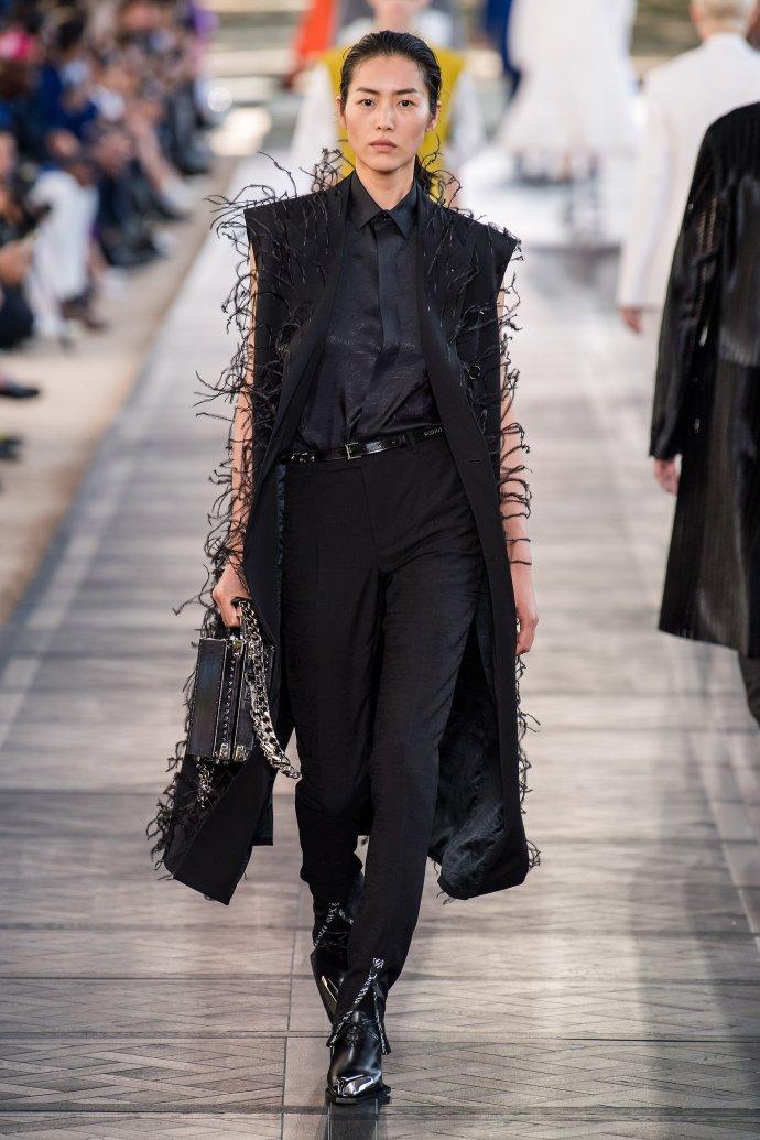 巴黎时装周遇LV太子妃夫妇,彭于晏发际线后移