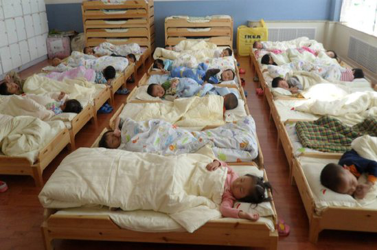 [真实拍摄：宝宝在幼儿园的午睡实况！不少宝妈看红了眼，让人心疼] 幼儿园实况记录法