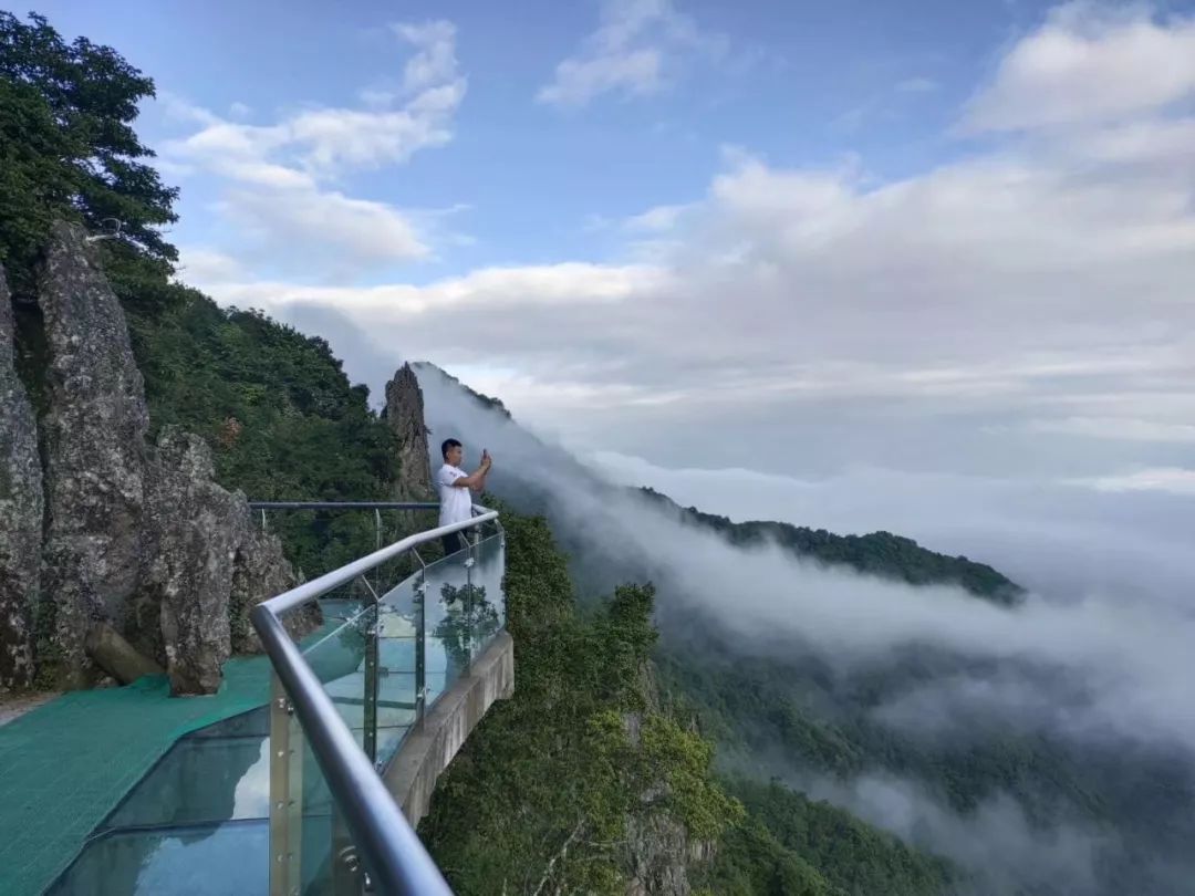 好羡慕图中那个站在玻璃栈道上,身处美景的人啊!