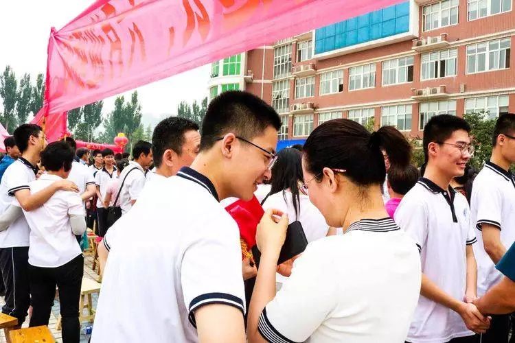 广饶一中二校区举行"青春·成长·感恩·责任"成人典礼暨升级仪式