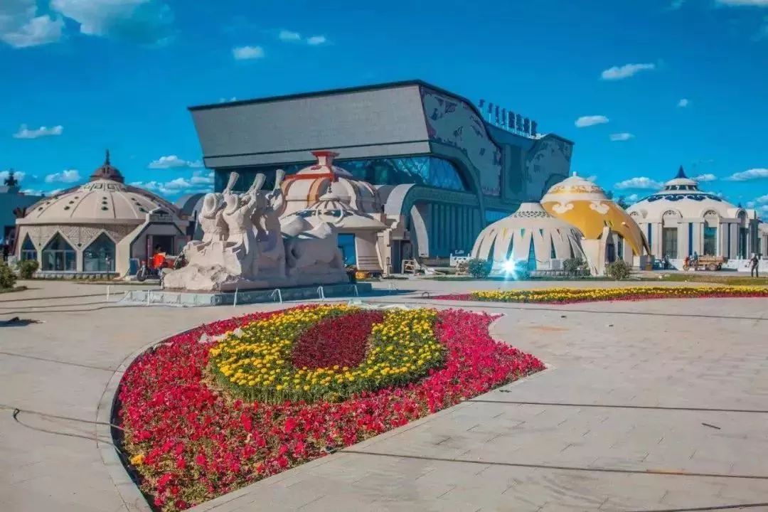 自驾线路: 自驾者导航到"呼和浩特蒙亮民族风情园"即可.