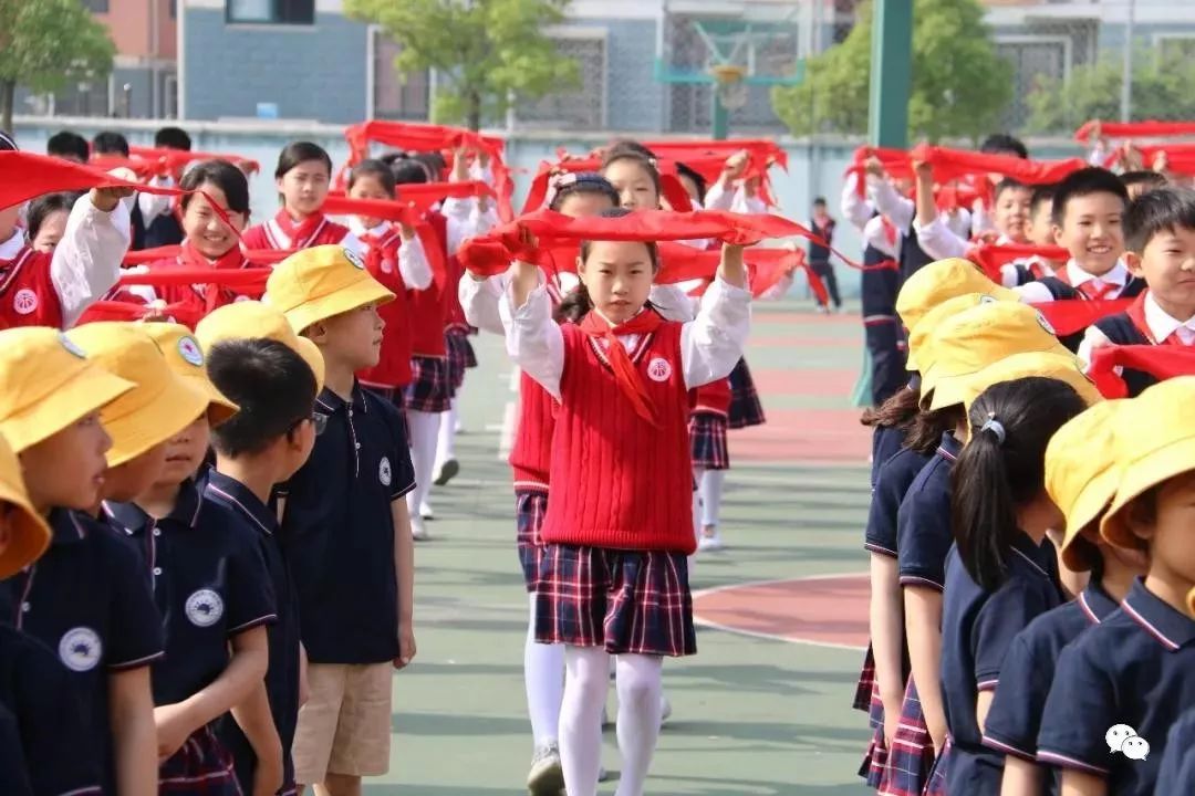 三,走进小学,感受小学生的精彩生活,减少孩子们对小学的陌生感,科学做