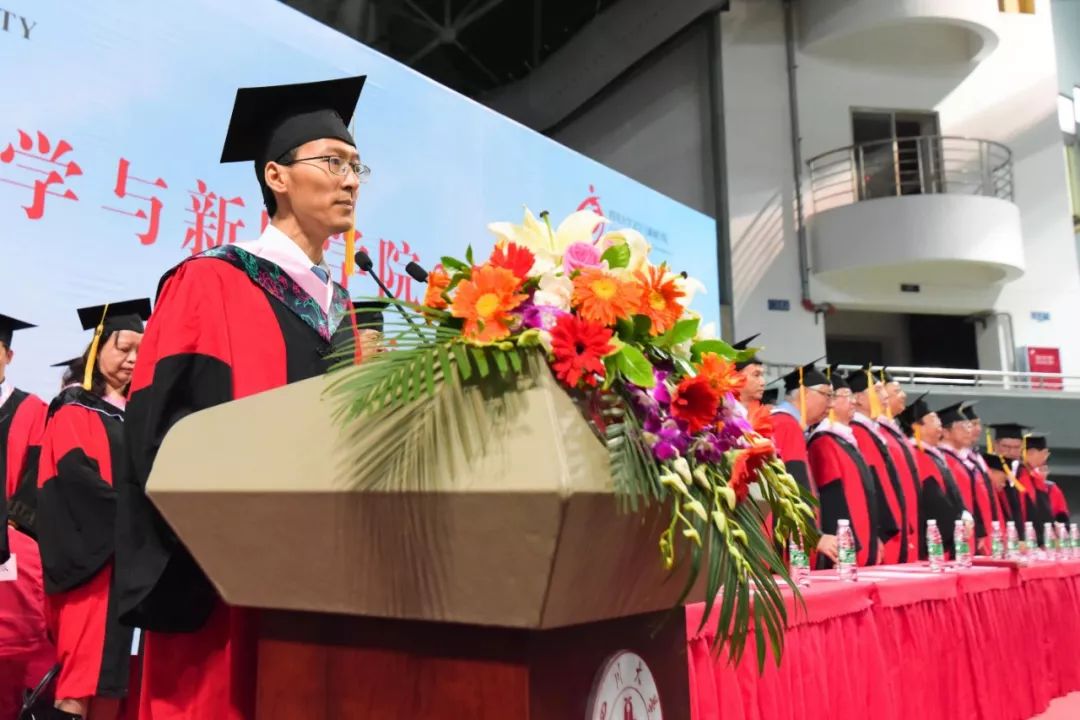 我院党委书记古立峰教授,院长李怡教授,副院长胡易容教授,周维东教授