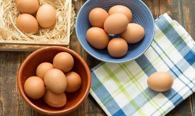 煮鸡蛋时，别直接煮，在水里加入“这两样”，鸡蛋剥壳容易还香嫩_煮鸡蛋怎么煮
