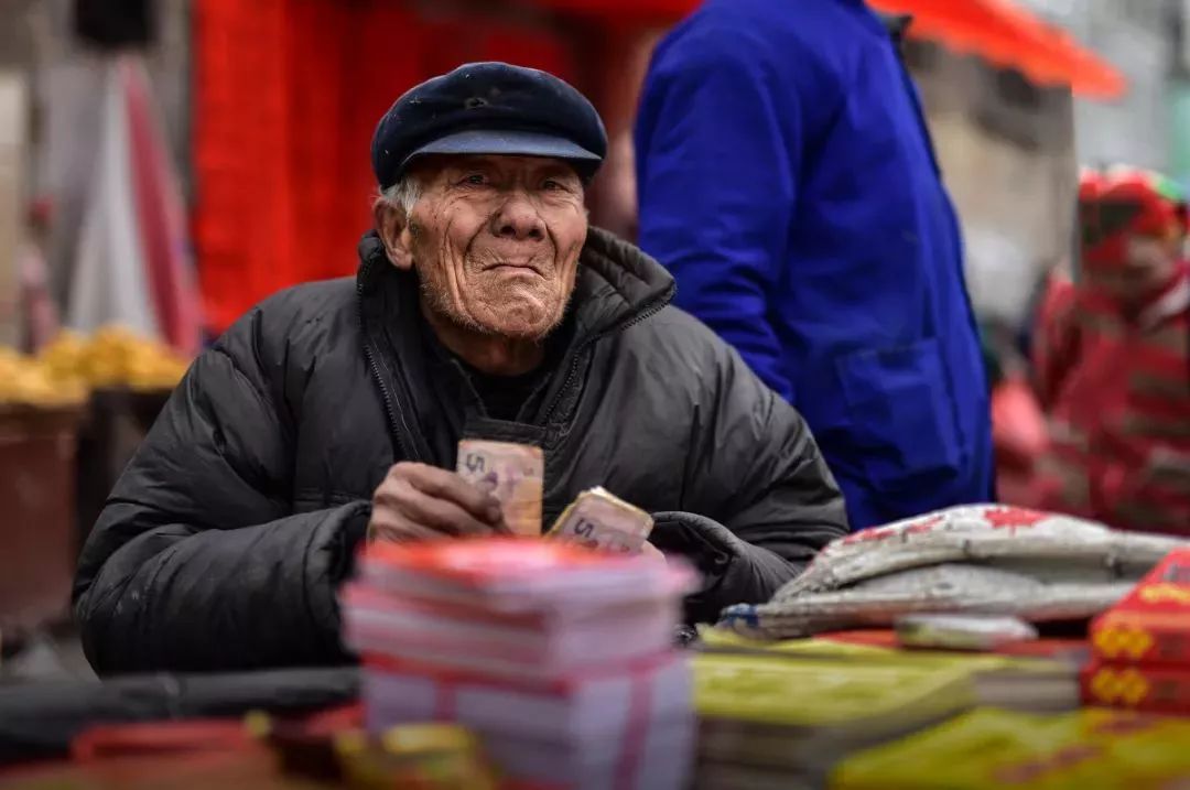 王老六是个穷鬼,娶不到媳妇,一个人半饥半饱地过日子.