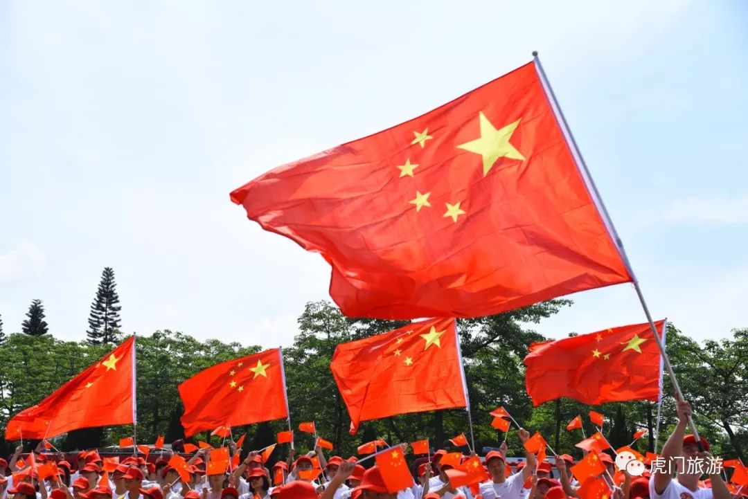 翻起了一阵又一阵的红色波浪, 挥舞着手中的国旗,让革命之歌响彻苍穹