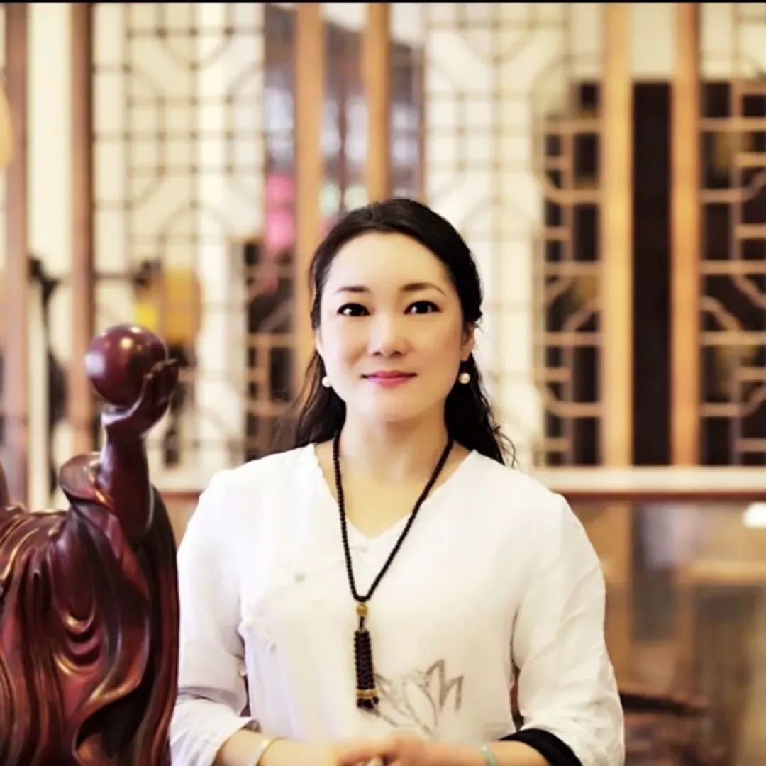 手巧,兰心慧智的妈妈,这位看上去小巧玲珑,不食人间烟火的一个弱女子