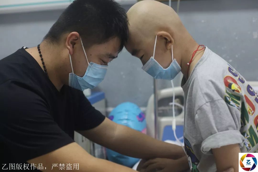                     原创            爸妈离婚后，9岁血癌男童想妈妈，每天画个“妈妈”陪自己睡觉